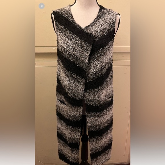 Beautiful BCBG Sleeveless Duster . - Picture 1 of 5